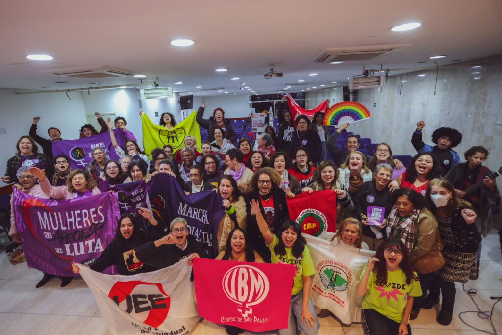 As feministas denunciam: “Tarcísio, inimigo das mulheres!” no lançamento da campanha estadual em São Paulo